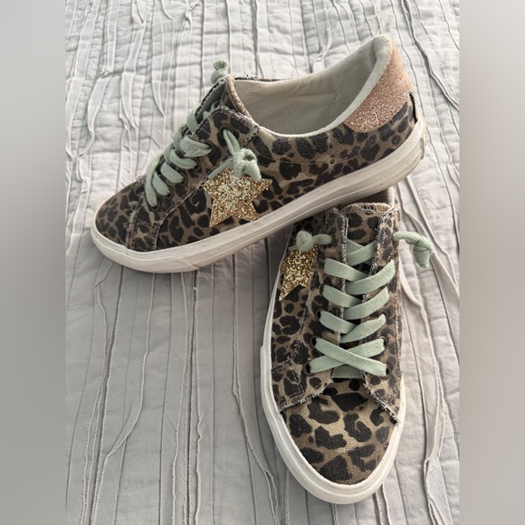 Very G Shoes - Very G Animal Print Sneakers with Gold Glitter Star
9.5